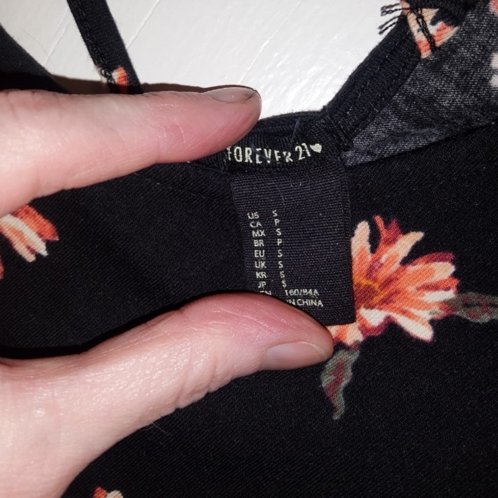 EUC Forever 21 Floral Cap Sleeve Crop Top Jrs. S - Picture 3 of 4